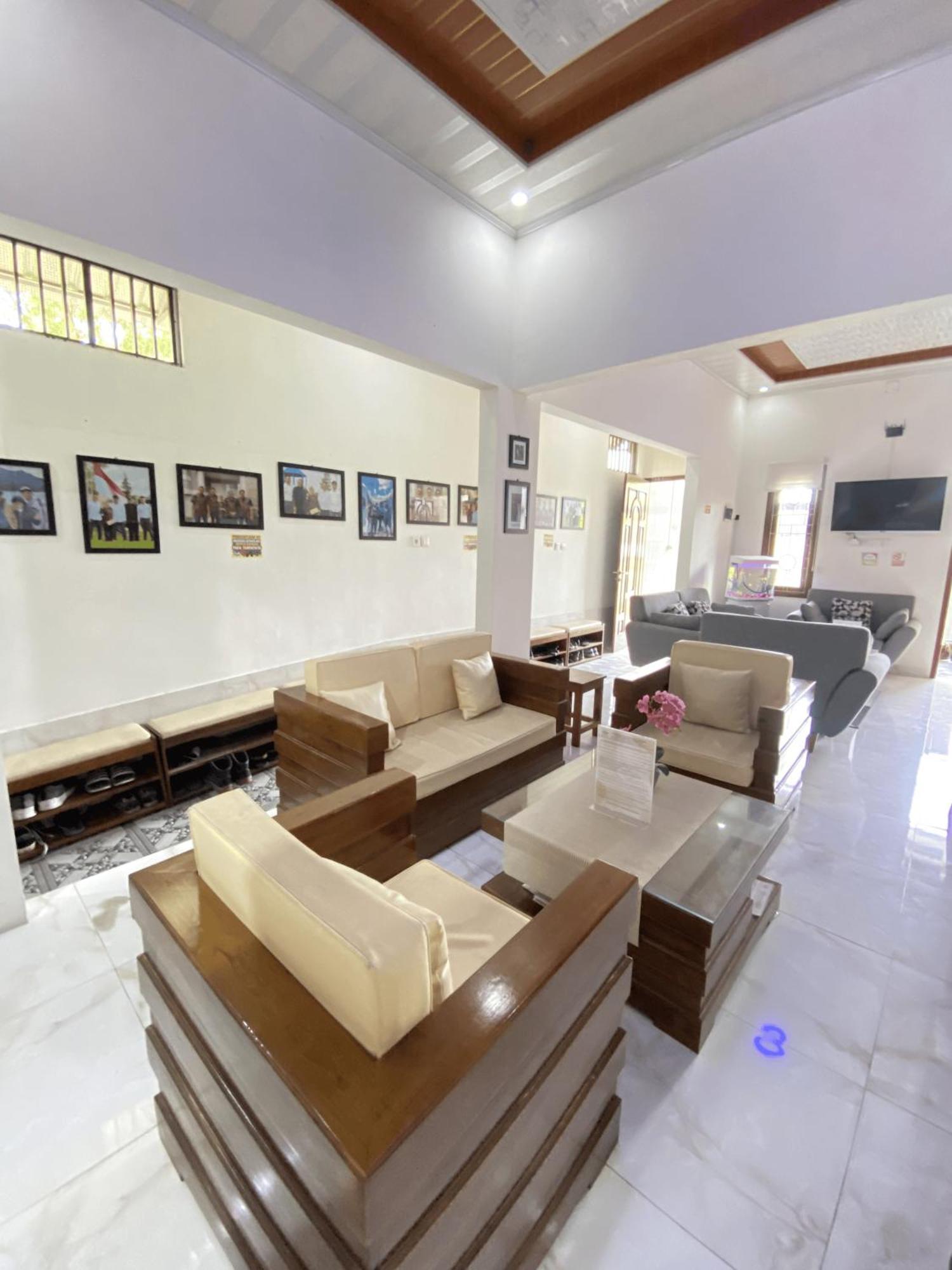 Villa Remboelan Shariah Guest House Surakarta  Экстерьер фото